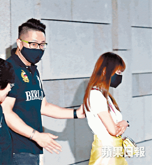 ■蕭源(左)與妻子蔡怡(右)獲准保釋後離開法院。■另兩男被告為香港華仁訓導主任吳宏樑(左)及教師張國權(右)。 ■蕭源(左)與妻子蔡怡(右)獲准保釋後離開法院。■另兩男被告為香港華仁訓導主任吳宏樑(左)及教師張國權(右)。