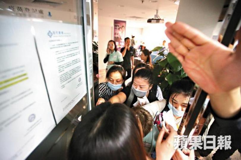 ■多名內地女子不滿無法接種HPV疫苗,企圖闖入醫療中心。黃耀興攝 ■多名內地女子不滿無法接種HPV疫苗,企圖闖入醫療中心。黃耀興攝