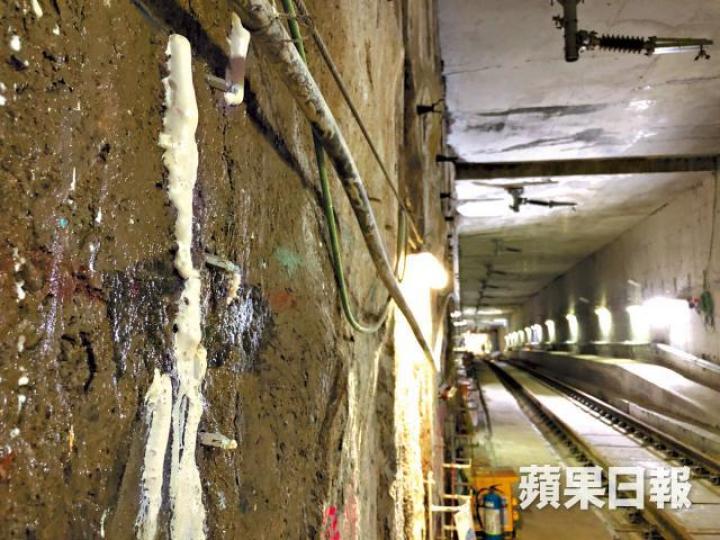 ■涉鋼筋造假的牆身及層板接駁口上月仍有多處滲水。資料圖片