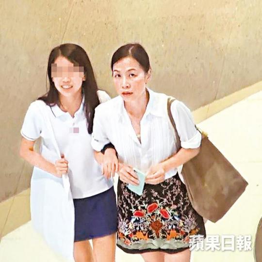 ■彭羚和女兒感情要好,前日齊齊到銅鑼灣行街。■彭羚細女高度差不多追上媽咪。 ■彭羚和女兒感情要好,前日齊齊到銅鑼灣行街。■彭羚細女高度差不多追上媽咪。