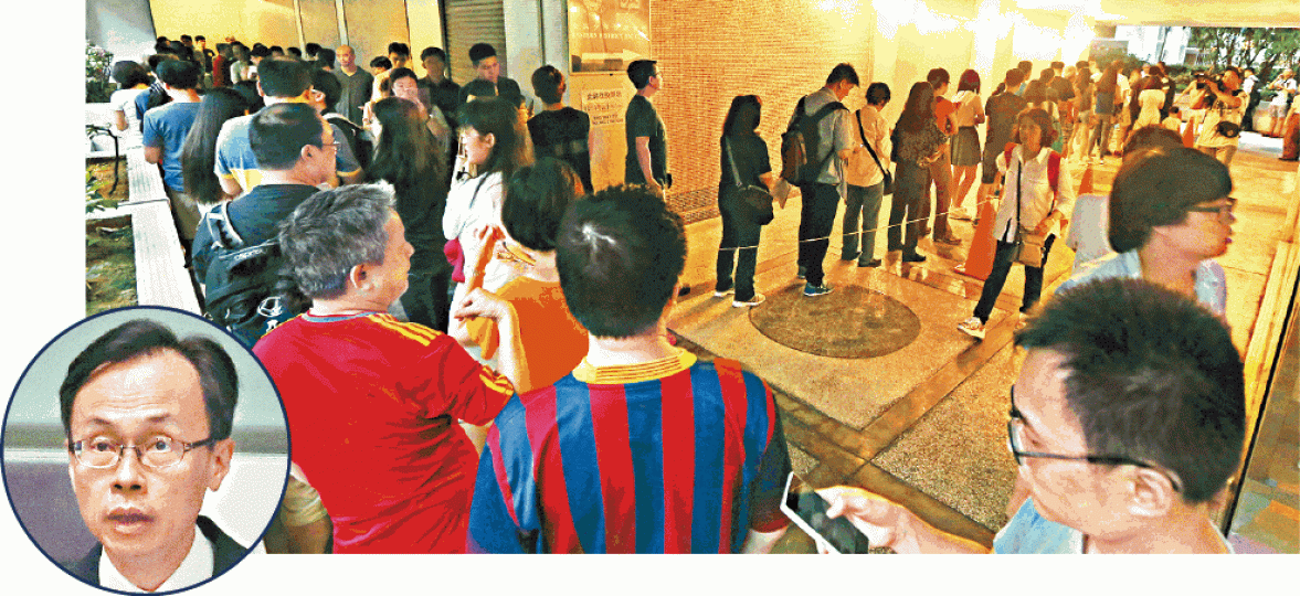 ■聶德權(圓圖)昨稱會再考慮縮短投票時間;圖為上屆立會選舉太古城票站在尾段時間出現人龍。 ■聶德權(圓圖)昨稱會再考慮縮短投票時間;圖為上屆立會選舉太古城票站在尾段時間出現人龍。
