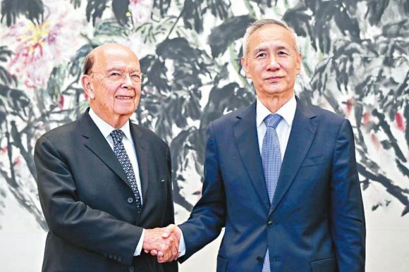 ■國務院副總理劉鶴(右)和美國商務部長羅斯(左)周日在北京展開中美貿易談判,具體內容昨才曝光。美聯社 ■國務院副總理劉鶴(右)和美國商務部長羅斯(左)周日在北京展開中美貿易談判,具體內容昨才曝光。美聯社