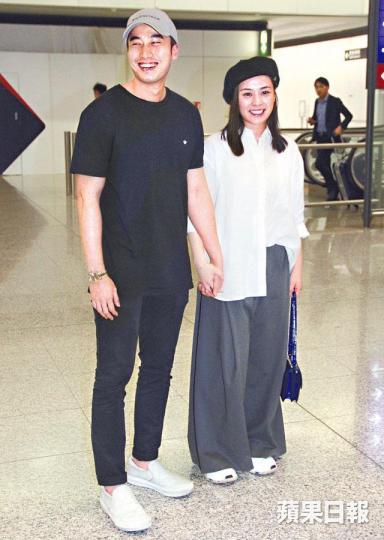 ■阿嬌昨晚拖着老公賴弘國步出機場,兩人面露笑容。■兩人一落機,立即被大批傳媒包圍。■穿白色鬆身衫現身的阿嬌被問何時生B,她表示順其自然。■阿嬌上月直接將花球送給阿Sa。資料圖片 ■阿嬌昨晚拖着老公賴弘國步出機場,兩人面露笑容。■兩人一落機,立即被大批傳媒包圍。■穿白色鬆身衫現身的阿嬌被問何時生B,她表示順其自然。■阿嬌上月直接將花球送給阿Sa。資料圖片