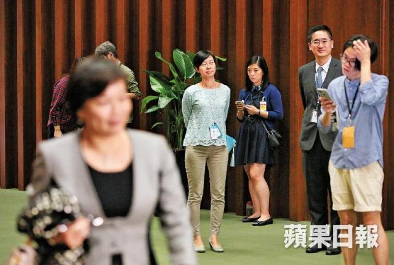■政府「狗仔隊」昨守住立會不同出入口,監察議員情況。陳帆 ■政府「狗仔隊」昨守住立會不同出入口,監察議員情況。陳帆