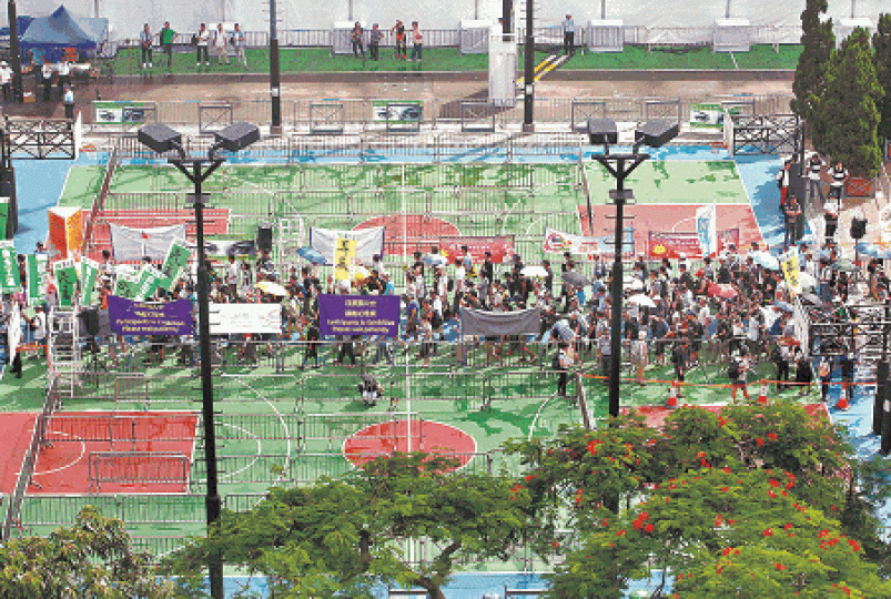 ■去年7.1遊行於維園起步,參加者被警方鐵馬陣阻隔。 ■去年7.1遊行於維園起步,參加者被警方鐵馬陣阻隔。
