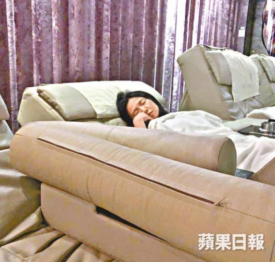 ■唐琳玲在大型休息廳的梳化入睡。 ■唐琳玲在大型休息廳的梳化入睡。