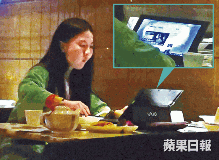 ■前日唐琳玲在骨場會所食午餐,其間上網瀏覽自己的新聞。張軍攝 ■前日唐琳玲在骨場會所食午餐,其間上網瀏覽自己的新聞。張軍攝