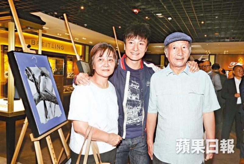 ■小方與父母一同出席發佈會。■小方笑說拍《美女廚房》時,被人質疑人格。 ■小方與父母一同出席發佈會。■小方笑說拍《美女廚房》時,被人質疑人格。