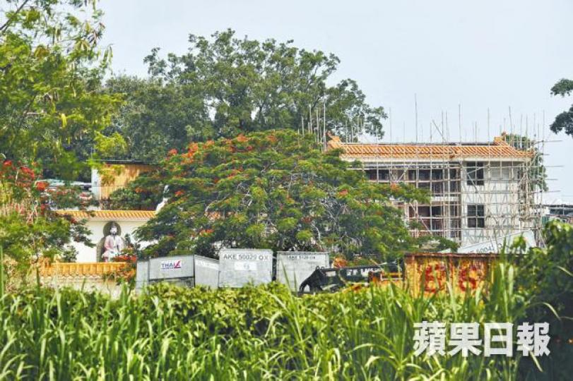 ■已被政府勒令停業的紫雲仙苑正進行搭棚工程,疑是修繕設施捲土重來。許頌明攝 ■已被政府勒令停業的紫雲仙苑正進行搭棚工程,疑是修繕設施捲土重來。許頌明攝