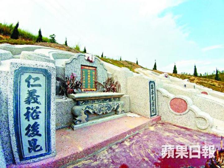 ■葉家墓園佔地千呎,造價30萬元人民幣。黃學潤攝■墓前水塘有小洲似田雞(箭嘴示),屬南蛇捕蛤格局。■葉繼歡去年服刑期間病逝,終年55歲。 ■葉家墓園佔地千呎,造價30萬元人民幣。黃學潤攝■墓前水塘有小洲似田雞(箭嘴示),屬南蛇捕蛤格局。■葉繼歡去年服刑期間病逝,終年55歲。