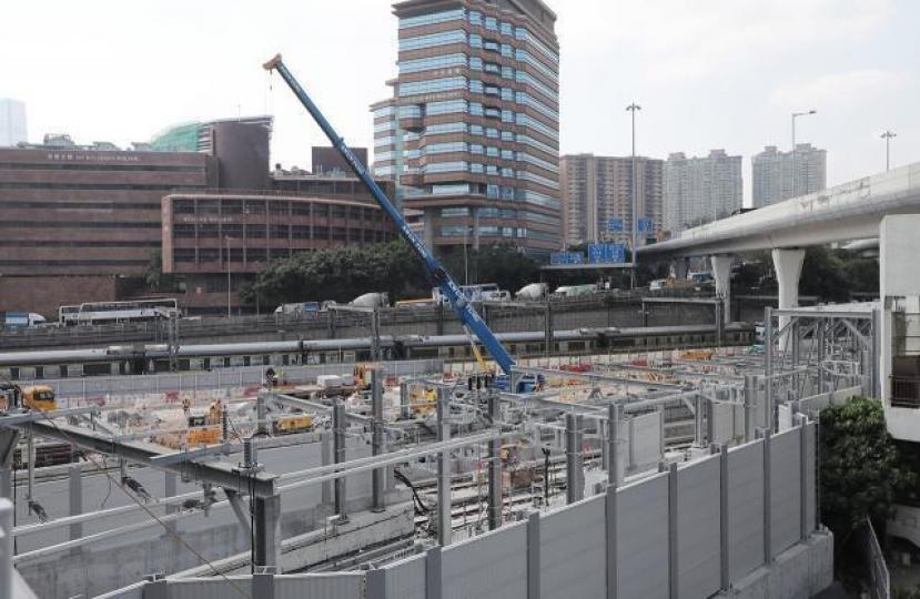 ■高鐵與沙中綫由特區政府直接投資,港鐵只收服務費,是零風險收入。資料圖片 ■高鐵與沙中綫由特區政府直接投資,港鐵只收服務費,是零風險收入。資料圖片