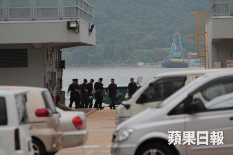 ■本月1日晚上,一艘運沙躉船在果洲群島以東海域疑遇大浪翻沉,消防潛水員在船內發現兩具屍體,其中一人為吳庭金。資料圖片 ■本月1日晚上,一艘運沙躉船在果洲群島以東海域疑遇大浪翻沉,消防潛水員在船內發現兩具屍體,其中一人為吳庭金。資料圖片