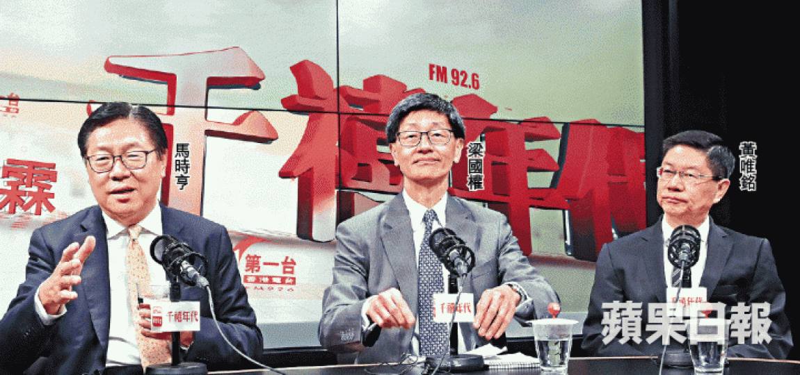 ■港鐵主席馬時亨與高層梁國權及黃唯銘昨於電台節目又改口,指已確定剪短紅磡站月台鋼筋元凶是泛迅建築。何家達攝 ■港鐵主席馬時亨與高層梁國權及黃唯銘昨於電台節目又改口,指已確定剪短紅磡站月台鋼筋元凶是泛迅建築。何家達攝