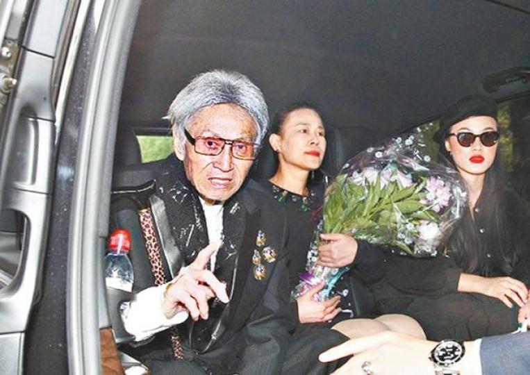 ■傅達仁(左)由家人陪同前往安樂死場所。台灣《蘋果日報》 ■傅達仁(左)由家人陪同前往安樂死場所。台灣《蘋果日報》