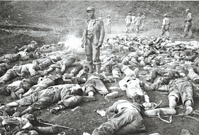 ■中國志願軍以數十萬人陣亡作代價,保住了北韓政權;圖為某戰役後中國軍人陳屍慘況。 ■中國志願軍以數十萬人陣亡作代價,保住了北韓政權;圖為某戰役後中國軍人陳屍慘況。