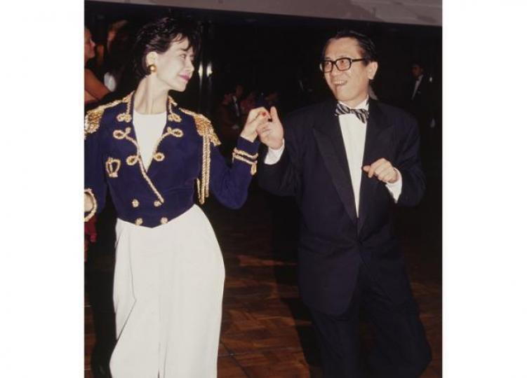 ■黃霑(右)、林燕妮於1976年開創黃與林廣告公司,可說是廣告界的一代宗師。 ■黃霑(右)、林燕妮於1976年開創黃與林廣告公司,可說是廣告界的一代宗師。