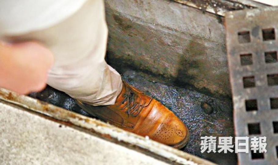 ■涉事坑渠約有45厘米深。周智堅攝 ■涉事坑渠約有45厘米深。周智堅攝