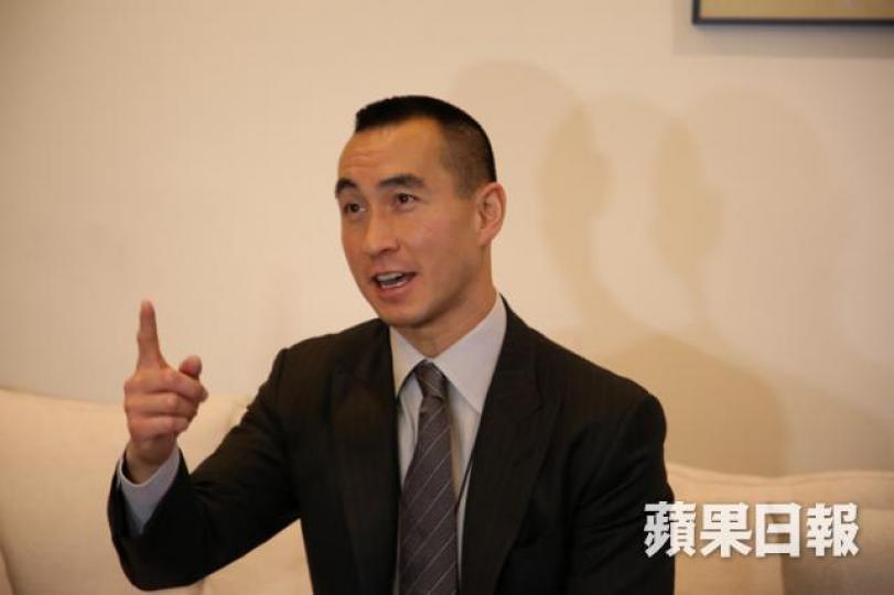 ■何猷龍被股東chur住,但都可以見招拆招。晉平安攝 ■何猷龍被股東chur住,但都可以見招拆招。晉平安攝