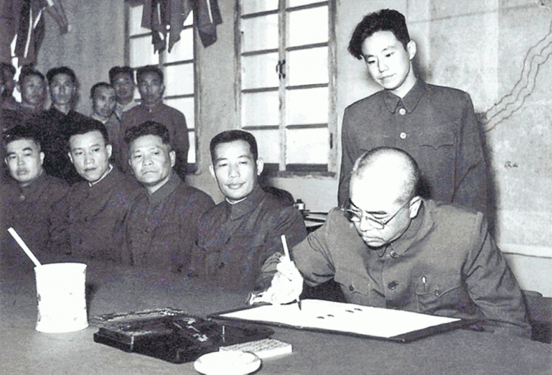 ■志願軍司令員彭德懷在停戰協定上簽字。■有中、朝、美三方將帥簽字的停戰協定。■1987年中國志願軍代表在板門店合照。■一名美軍在安撫因戰友陣亡而感傷痛的同袍。 ■志願軍司令員彭德懷在停戰協定上簽字。■有中、朝、美三方將帥簽字的停戰協定。■1987年中國志願軍代表在板門店合照。■一名美軍在安撫因戰友陣亡而感傷痛的同袍。