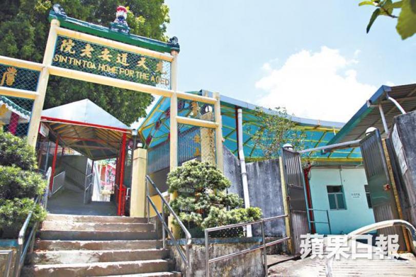 ■先天道安老院擁有旁邊依斜坡而建的龕場多年,主要安放逝世院友或其親屬的骨灰。陳善南攝■安老院的龕場內有多個放置靈灰房間,每間房粗略估計可放最少600份骨灰。 ■先天道安老院擁有旁邊依斜坡而建的龕場多年,主要安放逝世院友或其親屬的骨灰。陳善南攝■安老院的龕場內有多個放置靈灰房間,每間房粗略估計可放最少600份骨灰。