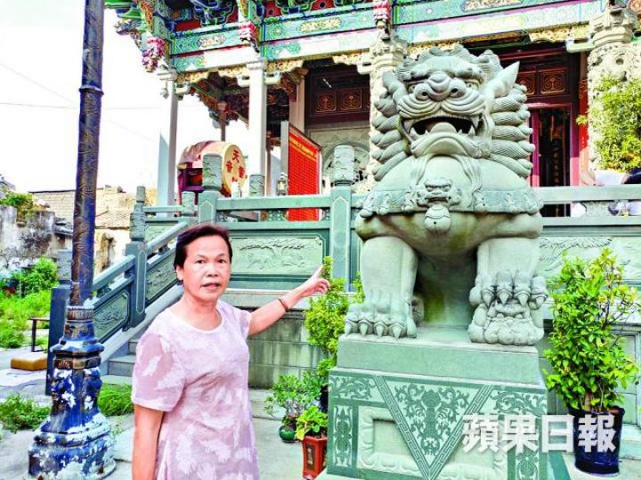 ■關帝廟職員指,廟前石獅是葉繼歡妹捐22萬建成。■葉繼歡在鄉間被譽為大善人,捐獻榜上有名。 ■關帝廟職員指,廟前石獅是葉繼歡妹捐22萬建成。■葉繼歡在鄉間被譽為大善人,捐獻榜上有名。