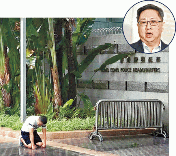 ■停職警昨晨冒雨於警總外跪求盧偉聰(圓圖)原諒。■多名同袍陪同停職警(箭嘴示)入警察總部,並給他毛巾抹身。張培生攝 ■停職警昨晨冒雨於警總外跪求盧偉聰(圓圖)原諒。■多名同袍陪同停職警(箭嘴示)入警察總部,並給他毛巾抹身。張培生攝