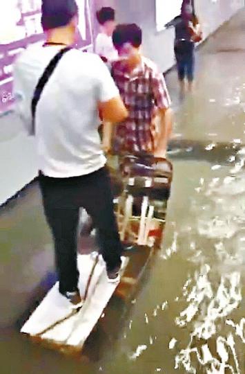 ■深圳推車黨收錢載人。 ■深圳推車黨收錢載人。