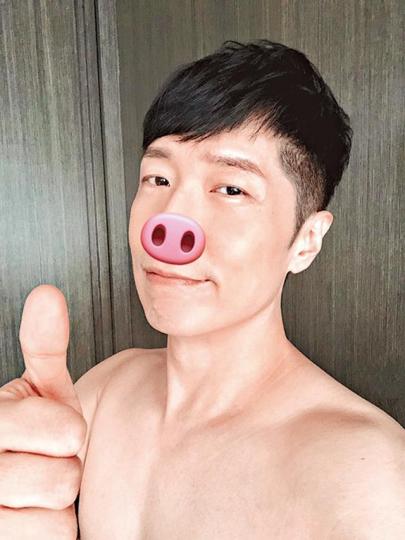 ■馬仔昨日在微博晒半身露膊相,但稱沒甚麼看頭。■馬仔貼出童年裸照,兌現新劇破10億的承諾。互聯網圖片 ■馬仔昨日在微博晒半身露膊相,但稱沒甚麼看頭。■馬仔貼出童年裸照,兌現新劇破10億的承諾。互聯網圖片