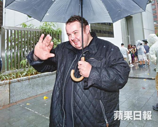■李爾昨獲准簽保守行為,在庭外稱感謝律師幫忙。謝榮耀攝■李爾(左)曾被譽為傅家俊(右)剋星,多次在國際賽上擊敗對方。資料圖片 ■李爾昨獲准簽保守行為,在庭外稱感謝律師幫忙。謝榮耀攝■李爾(左)曾被譽為傅家俊(右)剋星,多次在國際賽上擊敗對方。資料圖片