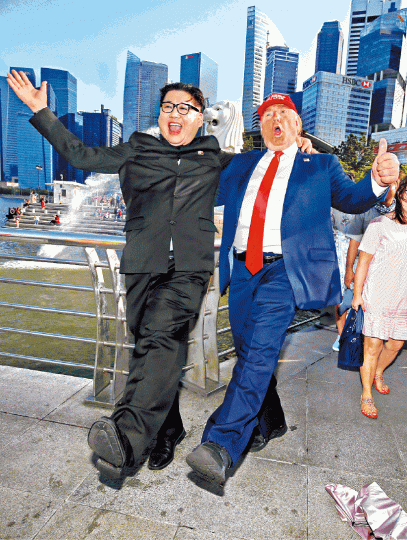 ■分別扮演金正恩與特朗普的Howard X(左)和艾倫(右)昨日現身獅城,為即將舉行的美朝峯會贈興。路透社 ■分別扮演金正恩與特朗普的Howard X(左)和艾倫(右)昨日現身獅城,為即將舉行的美朝峯會贈興。路透社