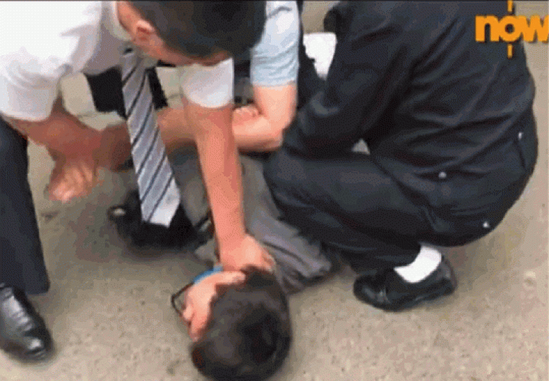 ■now新聞攝影師早前在北京被公安暴力押走。 ■now新聞攝影師早前在北京被公安暴力押走。