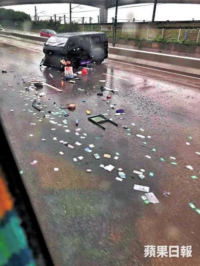 ■客貨車女乘客被拋出車外受傷,車內雜物四散飛出。 ■客貨車女乘客被拋出車外受傷,車內雜物四散飛出。