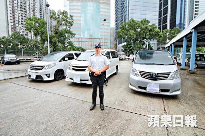 ■警方首次破獲中港白牌車服務,扣查三輛豪華七人車。劉柏麟攝■涉事公司網頁稱提供機場及旅遊景點接送服務。 ■警方首次破獲中港白牌車服務,扣查三輛豪華七人車。劉柏麟攝■涉事公司網頁稱提供機場及旅遊景點接送服務。