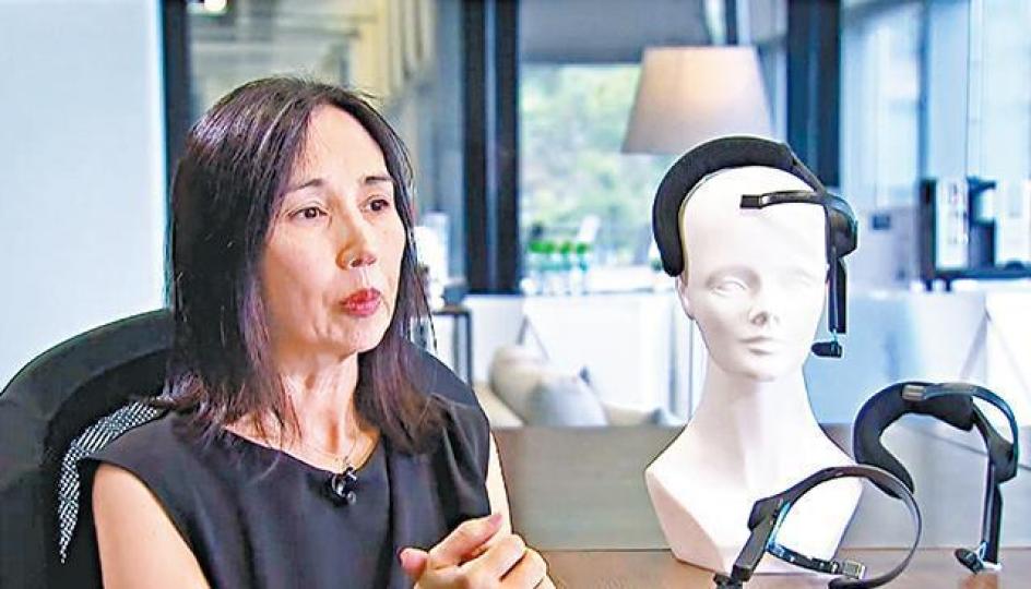 ■柏安妮日前以電子公司創辦人身份,介紹科技發展。電視圖片 ■柏安妮日前以電子公司創辦人身份,介紹科技發展。電視圖片
