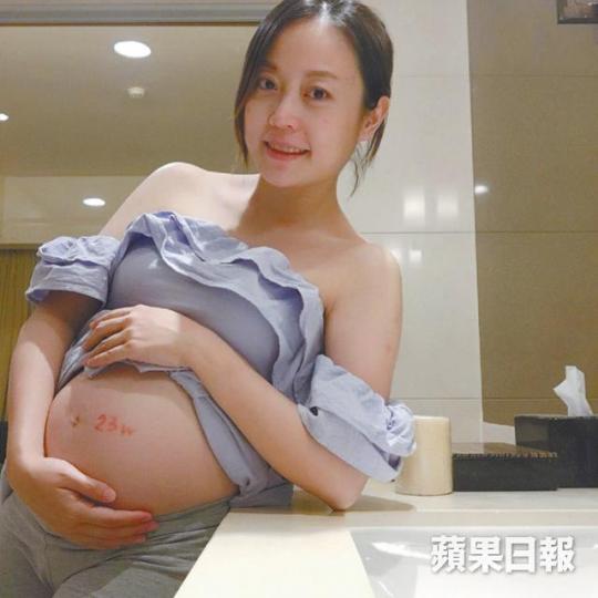 ■蔡運華預產期在9月,預計主持六合彩到8月中。■結婚三年,蔡運華夫婦即將迎接家庭新成員。■蔡運華笑言B仔聽見放波入攪珠機時會興奮踢肚。 ■蔡運華預產期在9月,預計主持六合彩到8月中。■結婚三年,蔡運華夫婦即將迎接家庭新成員。■蔡運華笑言B仔聽見放波入攪珠機時會興奮踢肚。