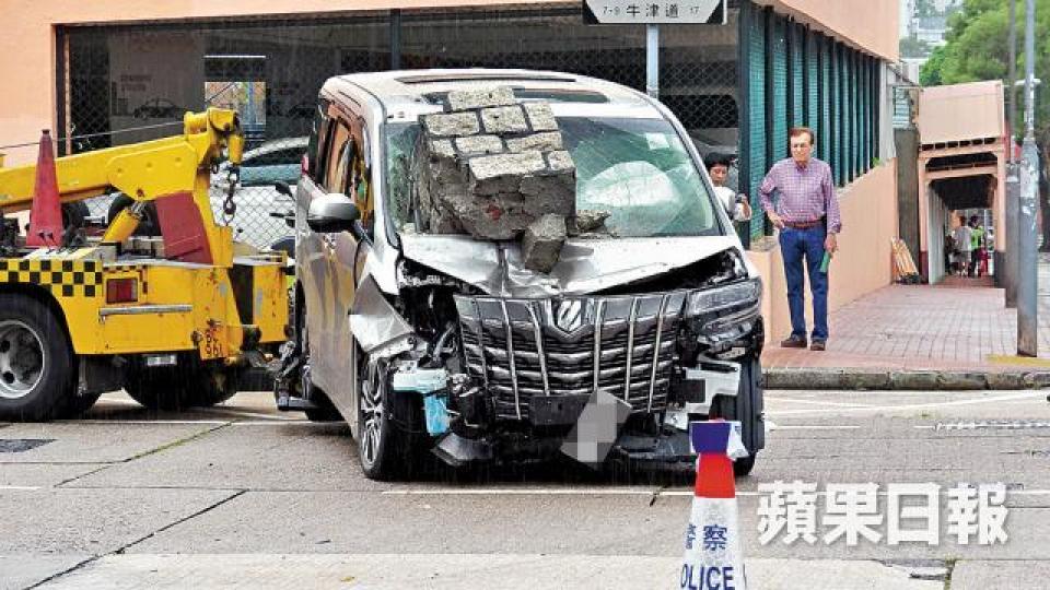 ■七人車頭嚴重撞毀,由拖車拖走。 ■七人車頭嚴重撞毀,由拖車拖走。