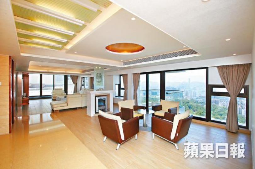 ■海峰花園三層複式「皇宮屋」設巨型大廳,超過40呎長,近16呎闊。■巨無霸單位內的純白色樓梯貫穿三層各處。■頂層主人套房由3房間打通,空間偌大。■中層大廳對出為平台,非常闊落。 ■海峰花園三層複式「皇宮屋」設巨型大廳,超過40呎長,近16呎闊。■巨無霸單位內的純白色樓梯貫穿三層各處。■頂層主人套房由3房間打通,空間偌大。■中層大廳對出為平台,非常闊落。