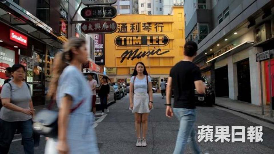 英國音樂系畢業,Hemans自言未夠本事成為演奏家,加入「行業巨頭」通利琴行當全職鋼琴老師,至今近十一年。「大部分人是父母逼著學鋼琴,我比較小眾,自己要求他們讓我學?。」投資幾十萬考得一個專業資格,但鋼琴老師的待遇卻愈來愈差。Hemans與同路人組成「通利教職員工會」,希望透過對話改善待遇,近日工會成員疑被雪藏。 英國音樂系畢業,Hemans自言未夠本事成為演奏家,加入「行業巨頭」通利琴行當全職鋼琴老師,至今近十一年。「大部分人是父母逼著學鋼琴,我比較小眾,自己要求他們讓我學?。」投資幾十萬考得一個專業資格,但鋼琴老師的待遇卻愈來愈差。Hemans與同路人組成「通利教職員工會」,希望透過對話改善待遇,近日工會成員疑被雪藏。