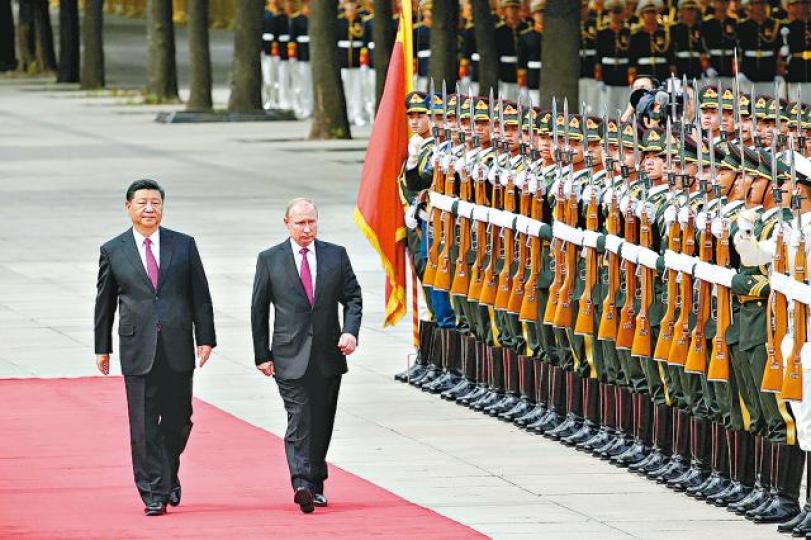 ■習近平昨日陪訪華的普京檢閱三軍儀仗隊。 路透社 ■習近平昨日陪訪華的普京檢閱三軍儀仗隊。 路透社