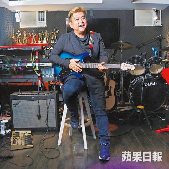 ■第一代電視童星黃宗賜原來已轉行做司機,一做20年,現時他最大娛樂是與友人到band房夾band。攝影:仇志德10歲■與王書麒(左)合作的《小太陽》,是黃宗賜首次正式演出。12歲■陳立品與黃宗賜兩嫲孫經常合作拍劇,包括《幻海奇情》等。13歲■78年與石堅合作的《倚天屠龍記》是黃宗賜最深刻作品。19歲■《新紮師兄》中黃宗賜家人被揭有黑社會背景,於是自動退出警察訓練學校。■陳立品最錫孻孫黃宗賜,並一手帶孫仔入戲行。■黃宗賜09年與圈外女友Carmen結婚,婚後一直過二人世界。 ■第一代電視童星黃宗賜原來已轉行做司機,一做20年,現時他最大娛樂是與友人到band房夾band。攝影:仇志德10歲■與王書麒(左)合作的《小太陽》,是黃宗賜首次正式演出。12歲■陳立品與黃宗賜兩嫲孫經常合作拍劇,包括《幻海奇情》等。13歲■78年與石堅合作的《倚天屠龍記》是黃宗賜最深刻作品。19歲■《新紮師兄》中黃宗賜家人被揭有黑社會背景,於是自動退出警察訓練學校。■陳立品最錫孻孫黃宗賜,並一手帶孫仔入戲行。■黃宗賜09年與圈外女友Carmen結婚,婚後一直過二人世界。