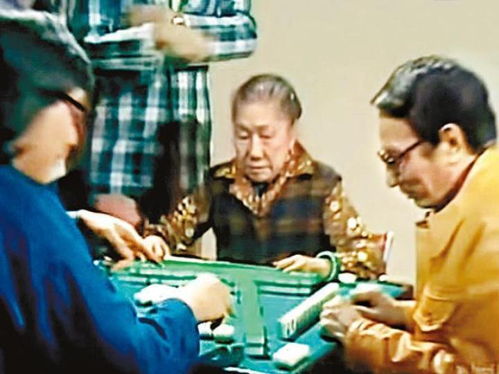 ■陳立品在許冠傑《打雀英雄傳》MV中飾演六嬸。■陳立品擅演小人物角色,問米婆更是拿手好戲。劇照 ■陳立品在許冠傑《打雀英雄傳》MV中飾演六嬸。■陳立品擅演小人物角色,問米婆更是拿手好戲。劇照