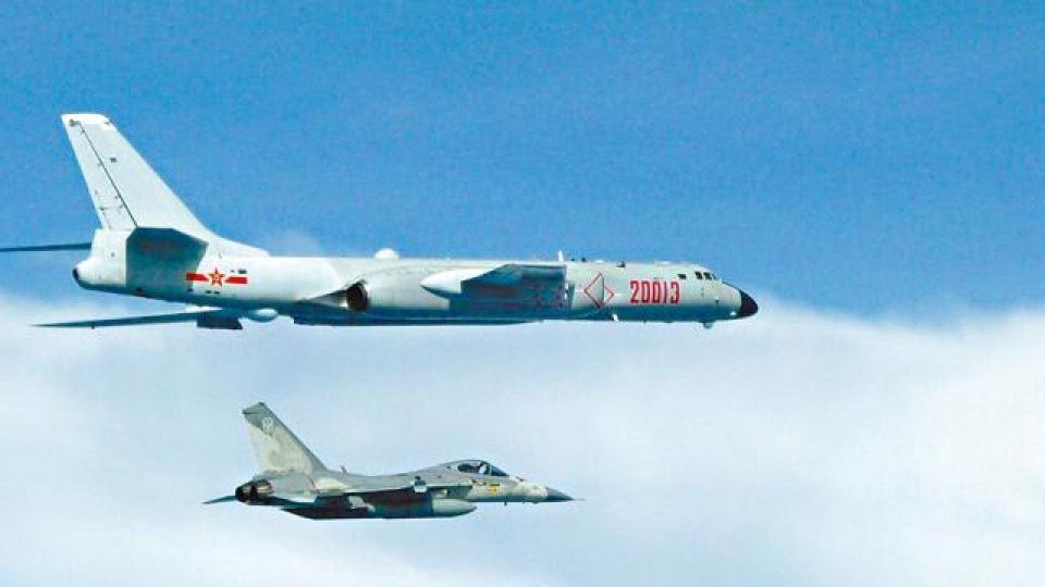 ■解放軍軍機5月時曾在台海中線附近飛行威嚇。 ■解放軍軍機5月時曾在台海中線附近飛行威嚇。