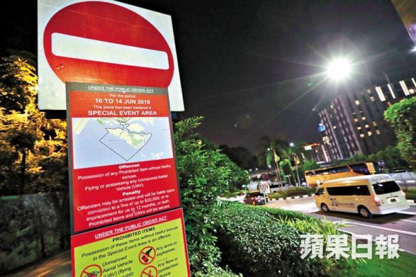 ■峯會舉行的聖淘沙嘉佩樂酒店周邊地區,昨已被新加坡當局劃為「特別活動區」。何柏佳攝■特朗普昨自G7峯會早退,並乘專機往新加坡出席特金會。路透社■朝中社昨日發佈金正恩在平壤視察一間新海鮮酒樓的照片,但未透露照片何時拍攝。路透社 ■峯會舉行的聖淘沙嘉佩樂酒店周邊地區,昨已被新加坡當局劃為「特別活動區」。何柏佳攝■特朗普昨自G7峯會早退,並乘專機往新加坡出席特金會。路透社■朝中社昨日發佈金正恩在平壤視察一間新海鮮酒樓的照片,但未透露照片何時拍攝。路透社
