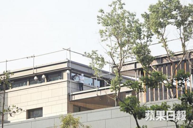 ■新館開幕在即,工人忙於清埋外牆。 ■新館開幕在即,工人忙於清埋外牆。