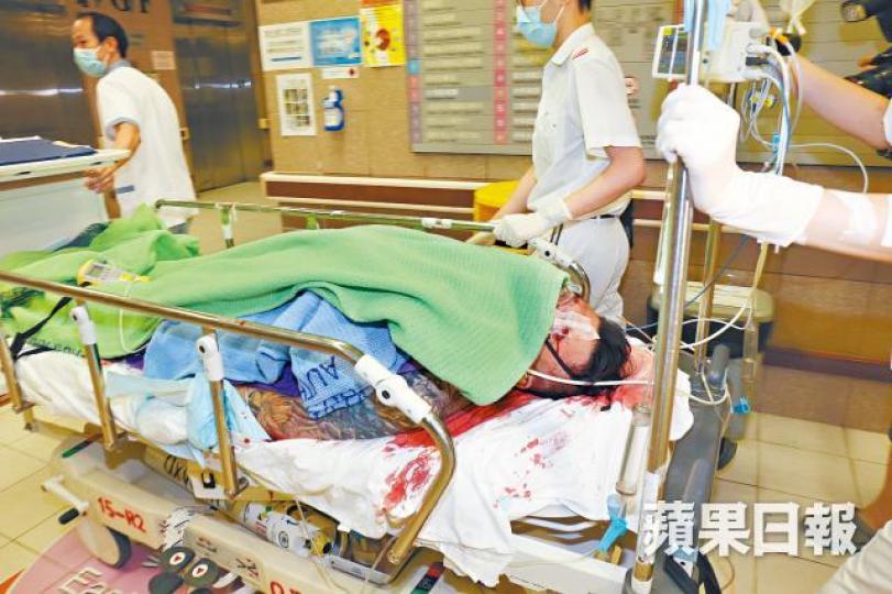 ■傷者手腳及背中多刀,送院情況危殆。江寶龍攝■涉事平治車頭損毀,警員封鎖現場調查。 ■傷者手腳及背中多刀,送院情況危殆。江寶龍攝■涉事平治車頭損毀,警員封鎖現場調查。