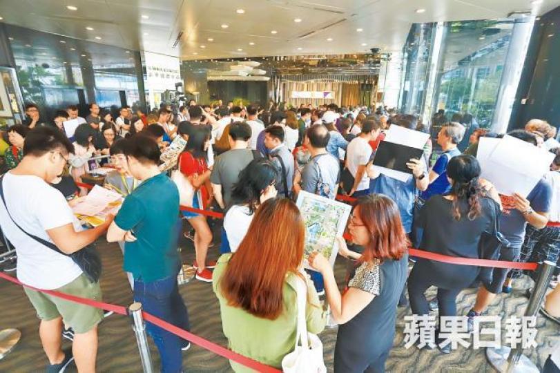 【嘉熙】■售樓處昨人頭湧湧,消息指268伙悉數獲認購。譚德潤攝【利奧坊.凱岸】■有準買家排隊期間細讀樓書。【柏蔚山】■項目累收逾千票,超額認購2.3倍。 【嘉熙】■售樓處昨人頭湧湧,消息指268伙悉數獲認購。譚德潤攝【利奧坊.凱岸】■有準買家排隊期間細讀樓書。【柏蔚山】■項目累收逾千票,超額認購2.3倍。