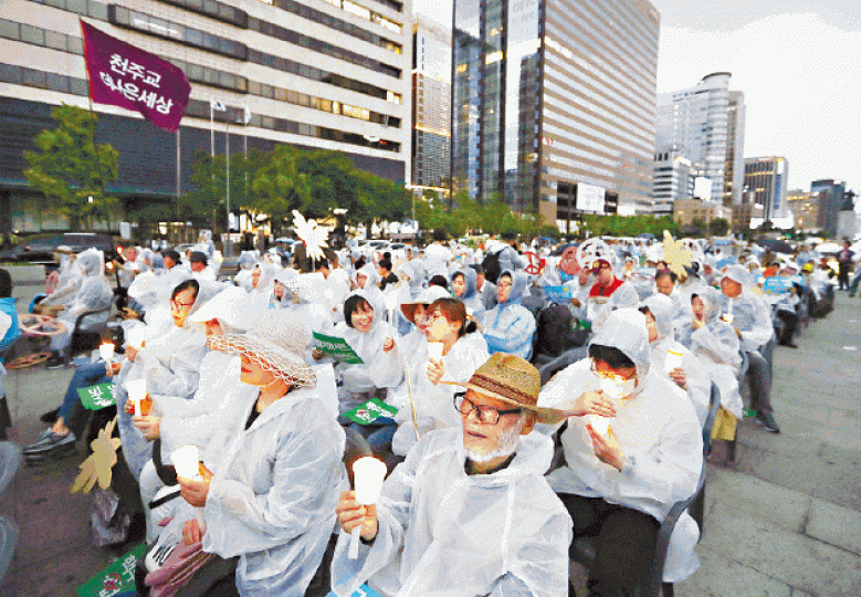 ■南韓昨有民眾舉行燭光集會,祝願美朝峯會成功。美聯社 ■南韓昨有民眾舉行燭光集會,祝願美朝峯會成功。美聯社