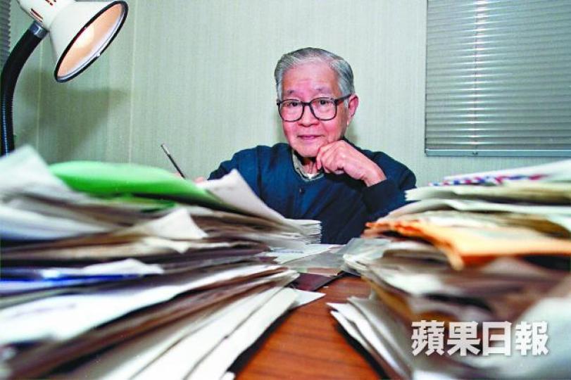 劉以鬯1918-2018■劉以鬯與妻子羅佩雲1957年結婚,相伴逾半世紀。■有書局昨擺放鮮花悼念劉以鬯。何穎賢攝 劉以鬯1918-2018■劉以鬯與妻子羅佩雲1957年結婚,相伴逾半世紀。■有書局昨擺放鮮花悼念劉以鬯。何穎賢攝