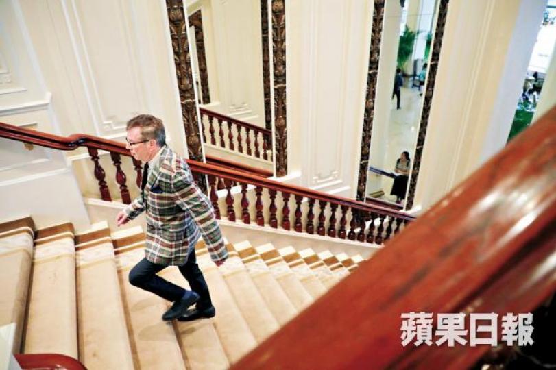 ■擁大英帝國員佐勳章的歷史學家Peter Hibbard,步入半島默默書寫這香港地標歷史。夏家朗攝何東爵士■1931年富甲香港的何東爵士,包下半島玫瑰廳及屋頂花園宴請上千人參加其金婚派對。半島提供圖片■荷李活殿堂級女星「玉婆」伊莉莎伯泰萊當年是酒店常客。■酒店歷史檔案館收藏各種半島相關歷史文物。■二戰後酒店曾收留大批來自上海的猶太人難民,宴會廳被當作宿舍使用。 ■擁大英帝國員佐勳章的歷史學家Peter Hibbard,步入半島默默書寫這香港地標歷史。夏家朗攝何東爵士■1931年富甲香港的何東爵士,包下半島玫瑰廳及屋頂花園宴請上千人參加其金婚派對。半島提供圖片■荷李活殿堂級女星「玉婆」伊莉莎伯泰萊當年是酒店常客。■酒店歷史檔案館收藏各種半島相關歷史文物。■二戰後酒店曾收留大批來自上海的猶太人難民,宴會廳被當作宿舍使用。