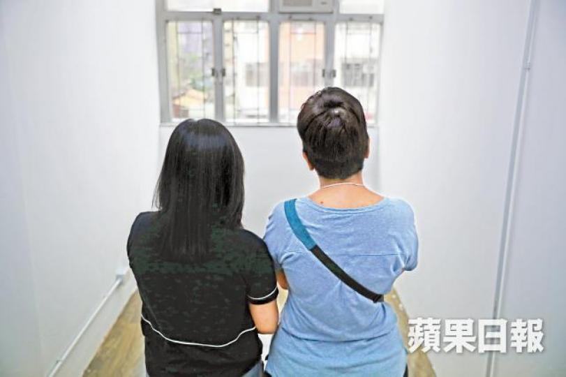 ■單親媽媽阿欣和阿芳下月入伙共享房屋,盼可如親人般互相照應。何家達攝■社聯於土瓜灣推共享房屋,提供61個單位。■共享房屋單位約600呎,現時有20伙已出租。■廁所屬公共空間,需與同屋主共用。 ■單親媽媽阿欣和阿芳下月入伙共享房屋,盼可如親人般互相照應。何家達攝■社聯於土瓜灣推共享房屋,提供61個單位。■共享房屋單位約600呎,現時有20伙已出租。■廁所屬公共空間,需與同屋主共用。